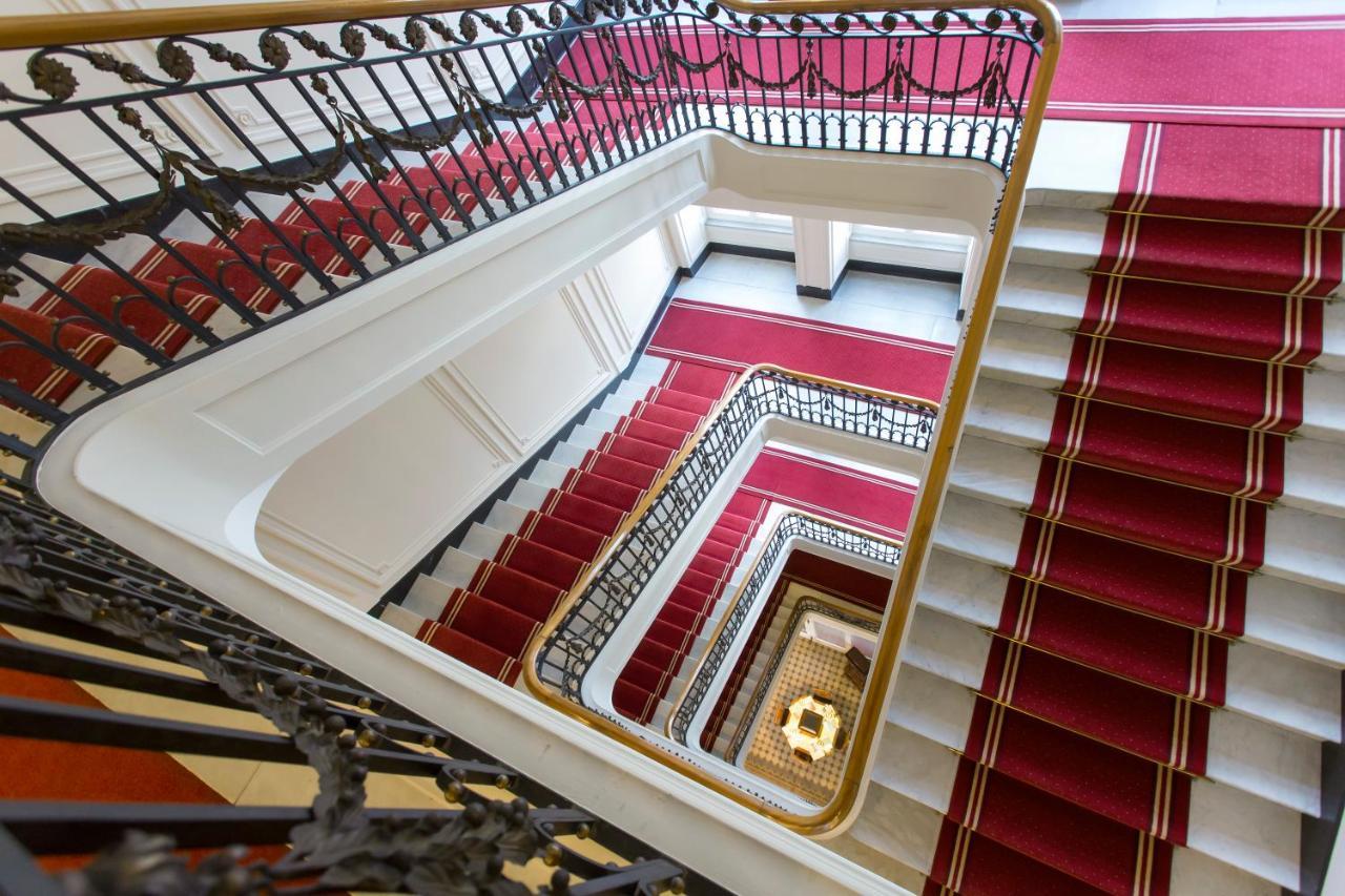 Hotel Schweizerhof Luzern Екстериор снимка Staircase